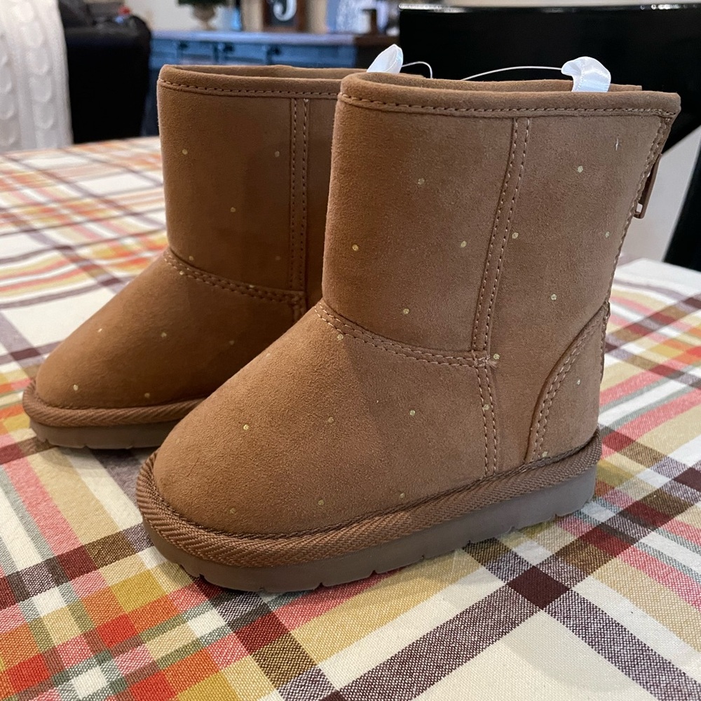 NWT Gap toddler cozy dot boots size 7 🎀